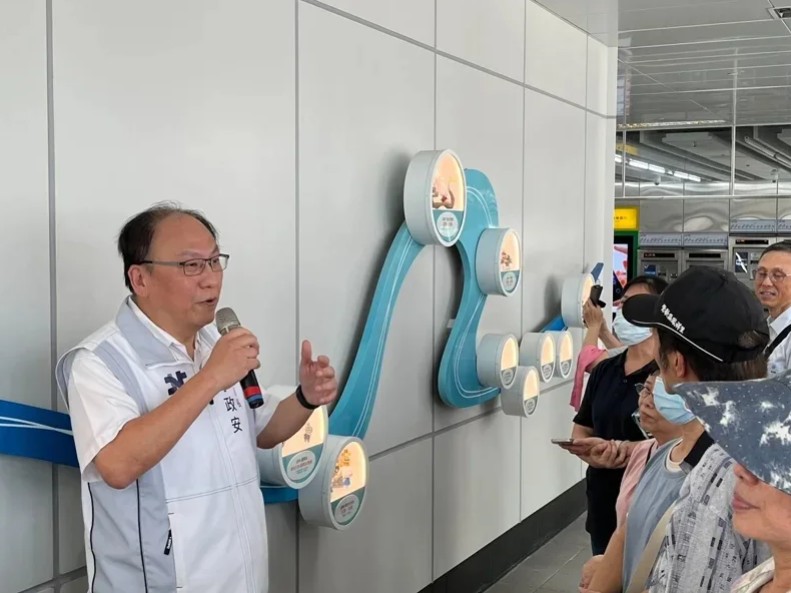 捷運三鶯線公共藝術開箱，新北市捷運工程局邀請沿線360位里民，化身「首批藝術體驗官」，由專業講師實地解說藝術作品及車站特色美學。圖／新北市捷運局提供